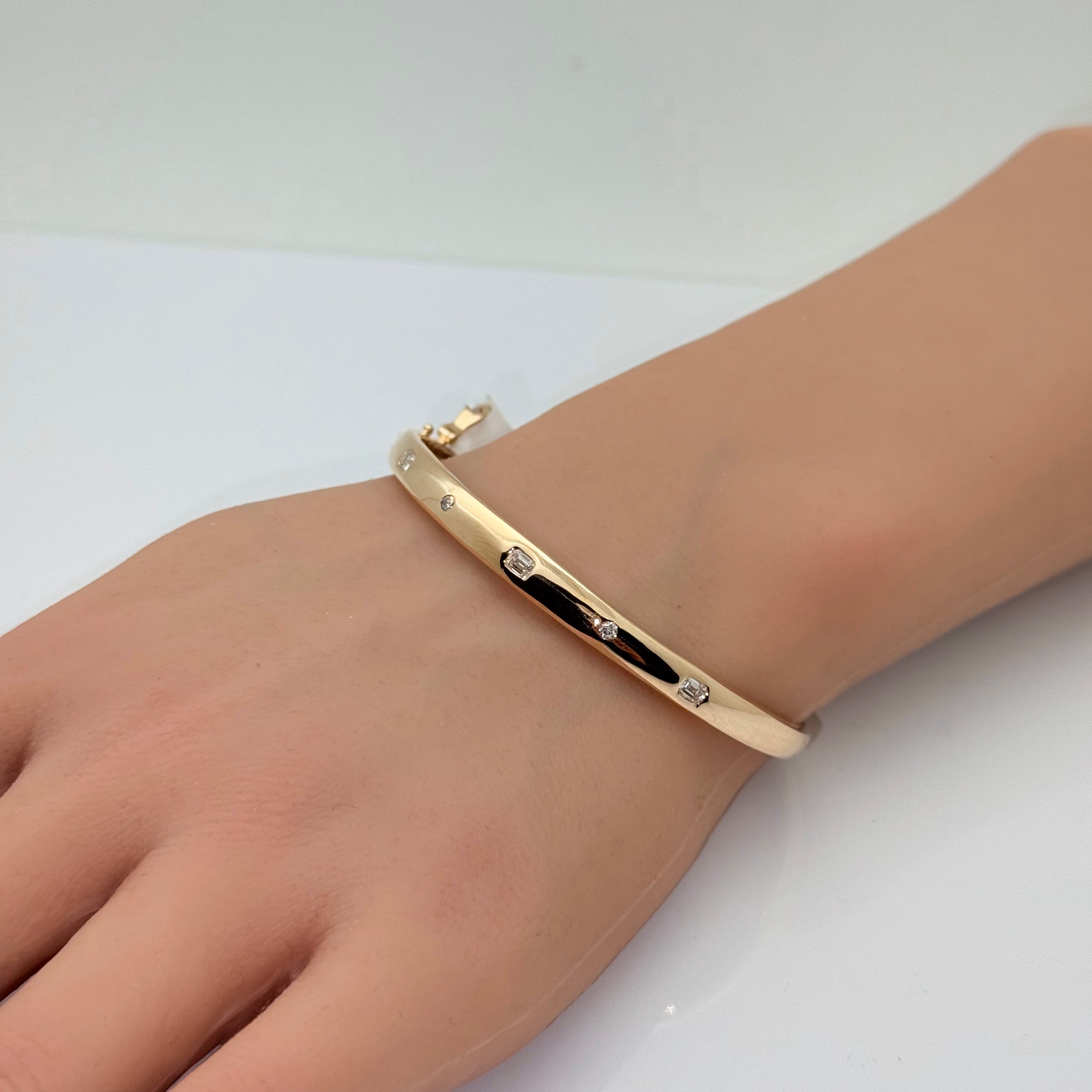 SPECIAL! .49ct G SI 14K Yellow Gold Diamond Emerald & Round Cut Stone Bangle Bracelet